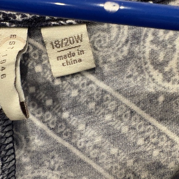 GUC 18/20 cold shoulder Navy Paisley Women's Top - Picture 3 of 4